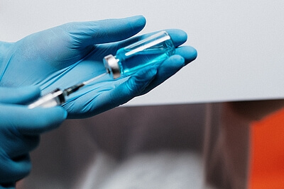 Schutzimpfungen wie Impfungen gegen die Grippe sind die bekannteste Maßnahme der betrieblichen Gesundheitsförderung