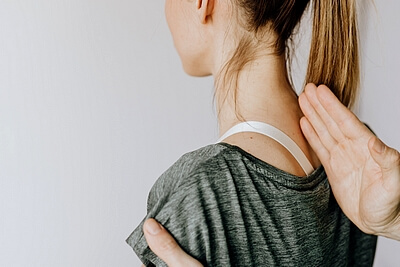 Schonend und von erfahrenen Ärzt:innen praktiziert ist die Manualtherapie oder sanfte Chirotherapie eine wertvolle Ergänzung zu Massagen und Bewegungsprävention.